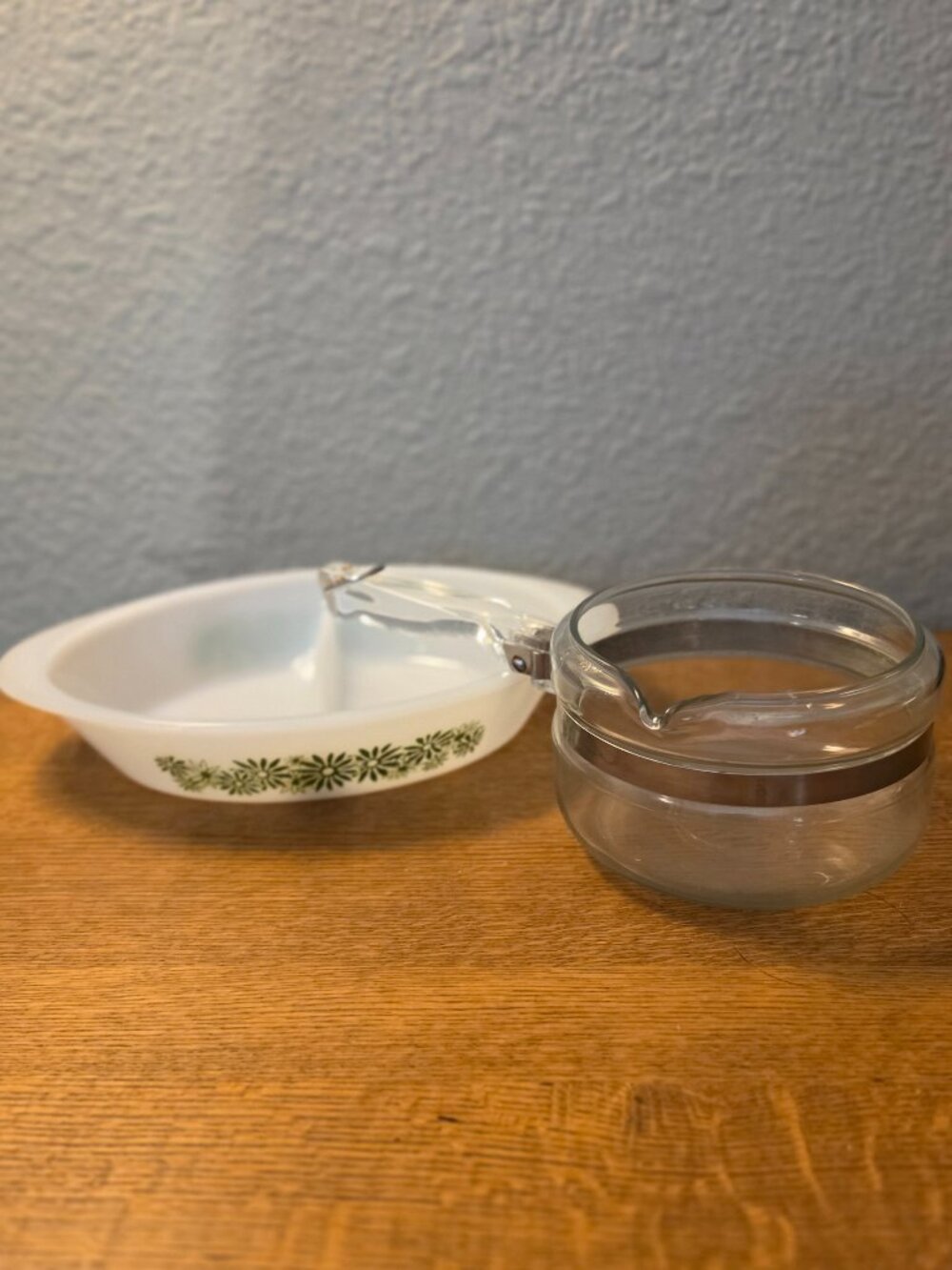 1 Qt. PYREX Flameware Saucepan & Glasbake Daisy divided casserole dish w/chip